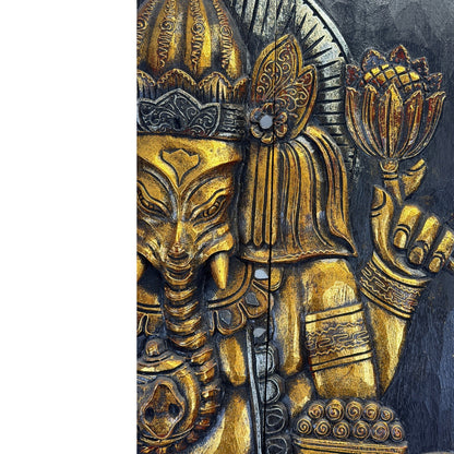 Lotusblüte in Ganeshas oberer linker Hand, darunter eine Schale; Kopf und Krone sind angeschnitten sichtbar.