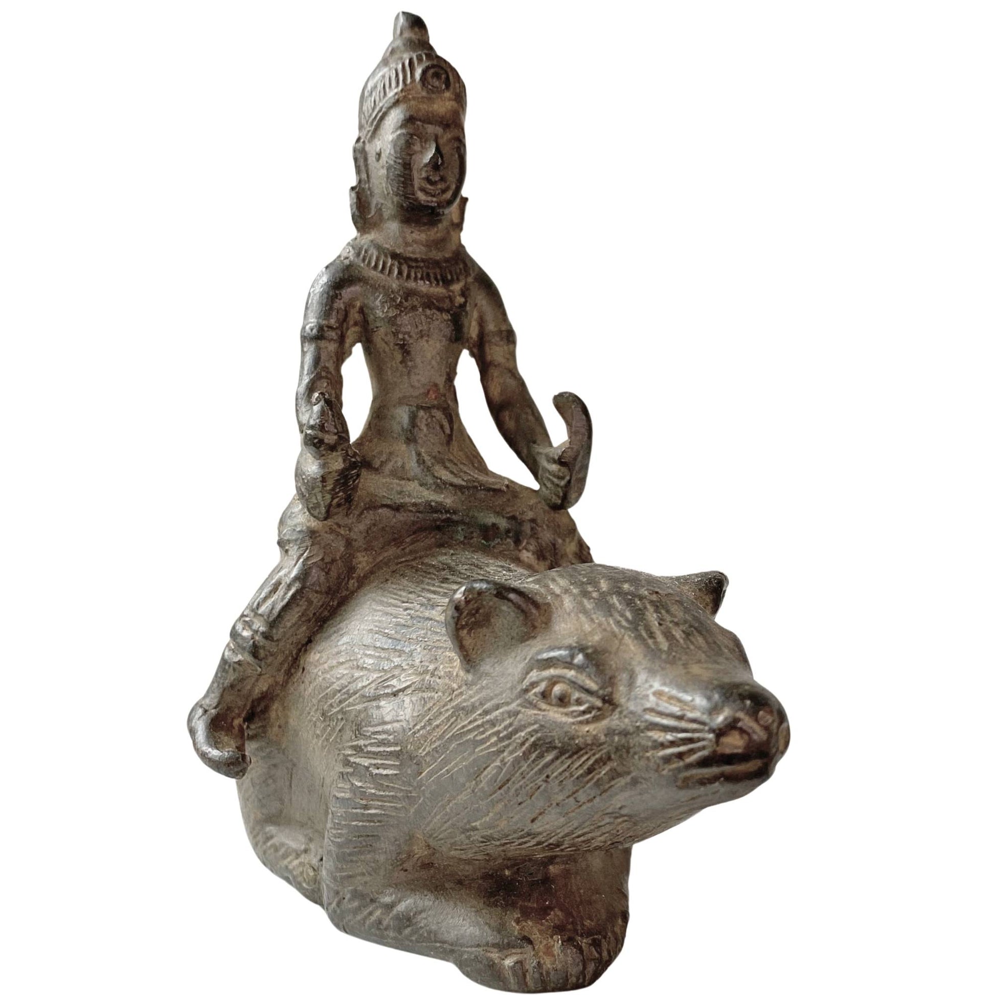 Ganesha, sitzend auf seinem Reittier, der Ratte Mushika, aus antiker Bronze