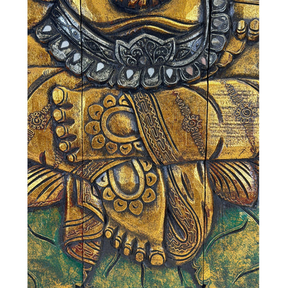 Ganeshas Füße über dem Lotussitz; darüber ein verzierter Gürtel mit kleinen spiegelnden Einlagen.