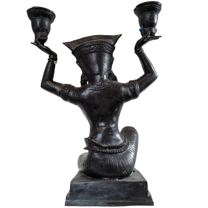 Detail des detaillierten Kopfschmucks auf einer bronzenen Yakshi