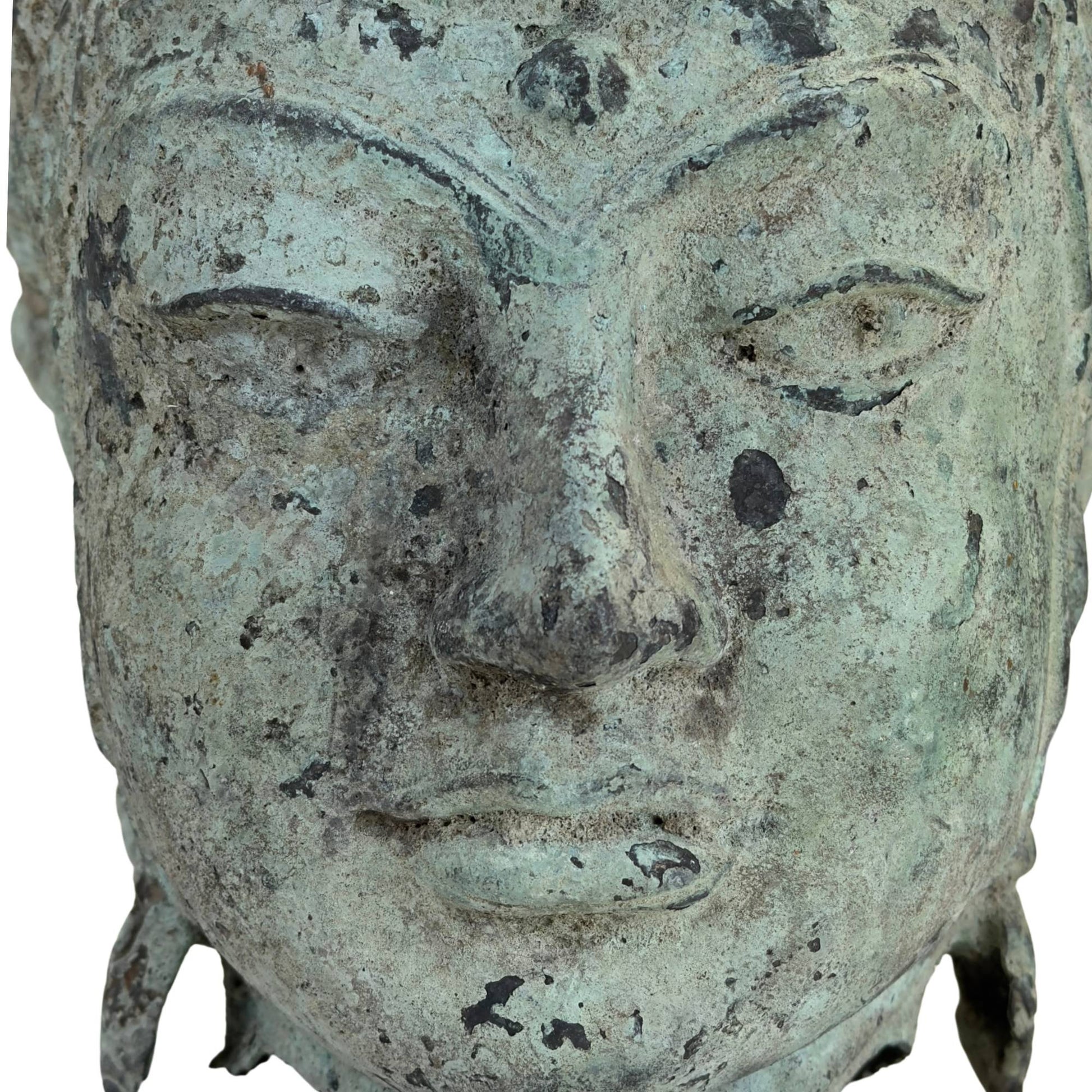 Hauptfragment einer gekrönten Gottheit, vermutlich Vishnu, aus Java
