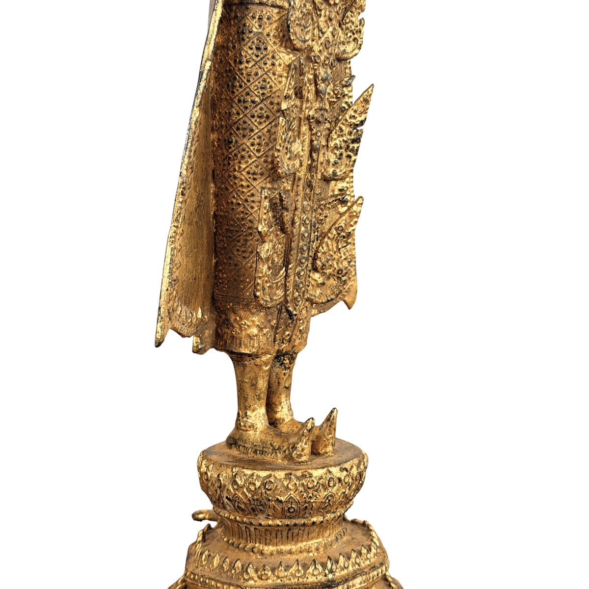 Hem of the robe and the feet on the lotus base, from the side, detail