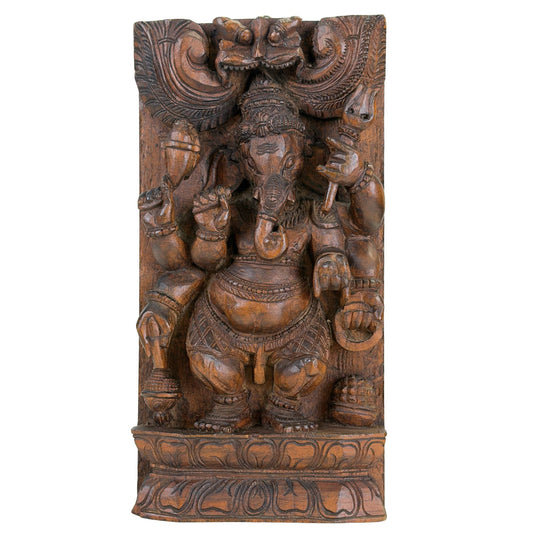 Geschnitztes Holzpaneel mit Ganesha-Motiv aus Indien mit traditioneller hinduistischer Ikonographie