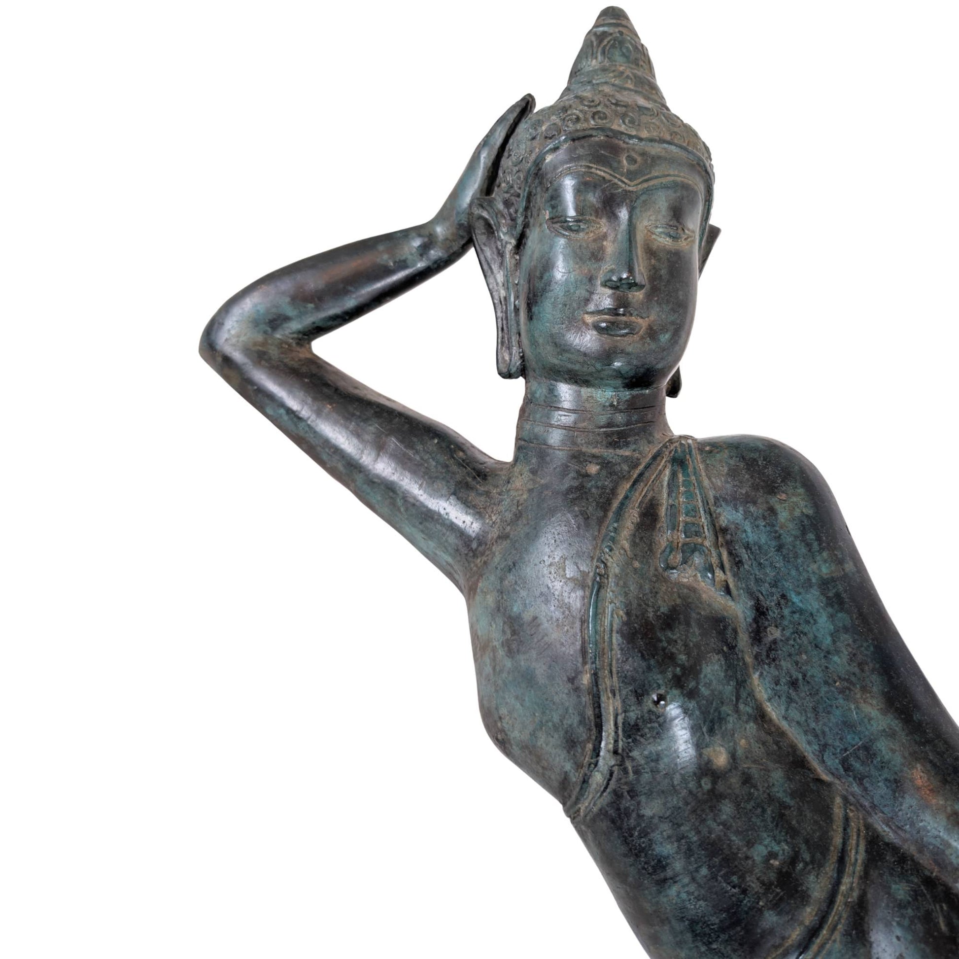 Detail des Gesichts eines thailändischen Buddhas mit sichtbaren Resten von Vergoldung und Patina.