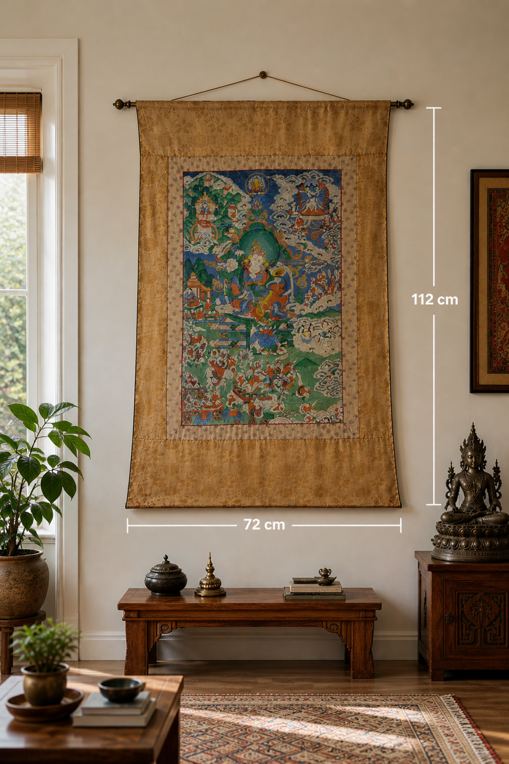Detail des goldfarbenen Seidenbrokats mit eingewebten floralen Motiven des Thangka-Rahmens