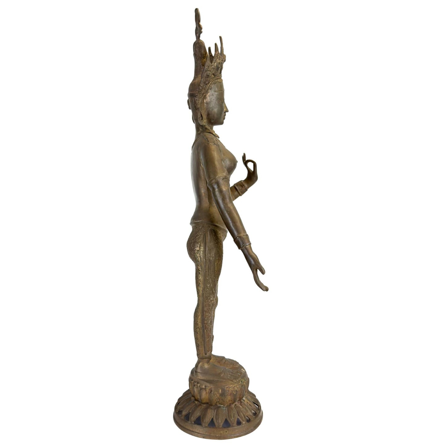 Linksprofil einer antiken Grünen Tara aus Bronze aus Nepal auf einem Lotussockel.