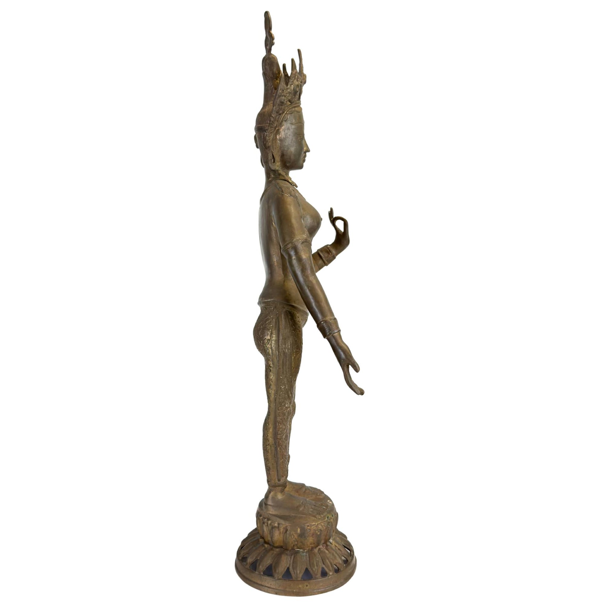 Linksprofil einer antiken Grünen Tara aus Bronze aus Nepal auf einem Lotussockel.