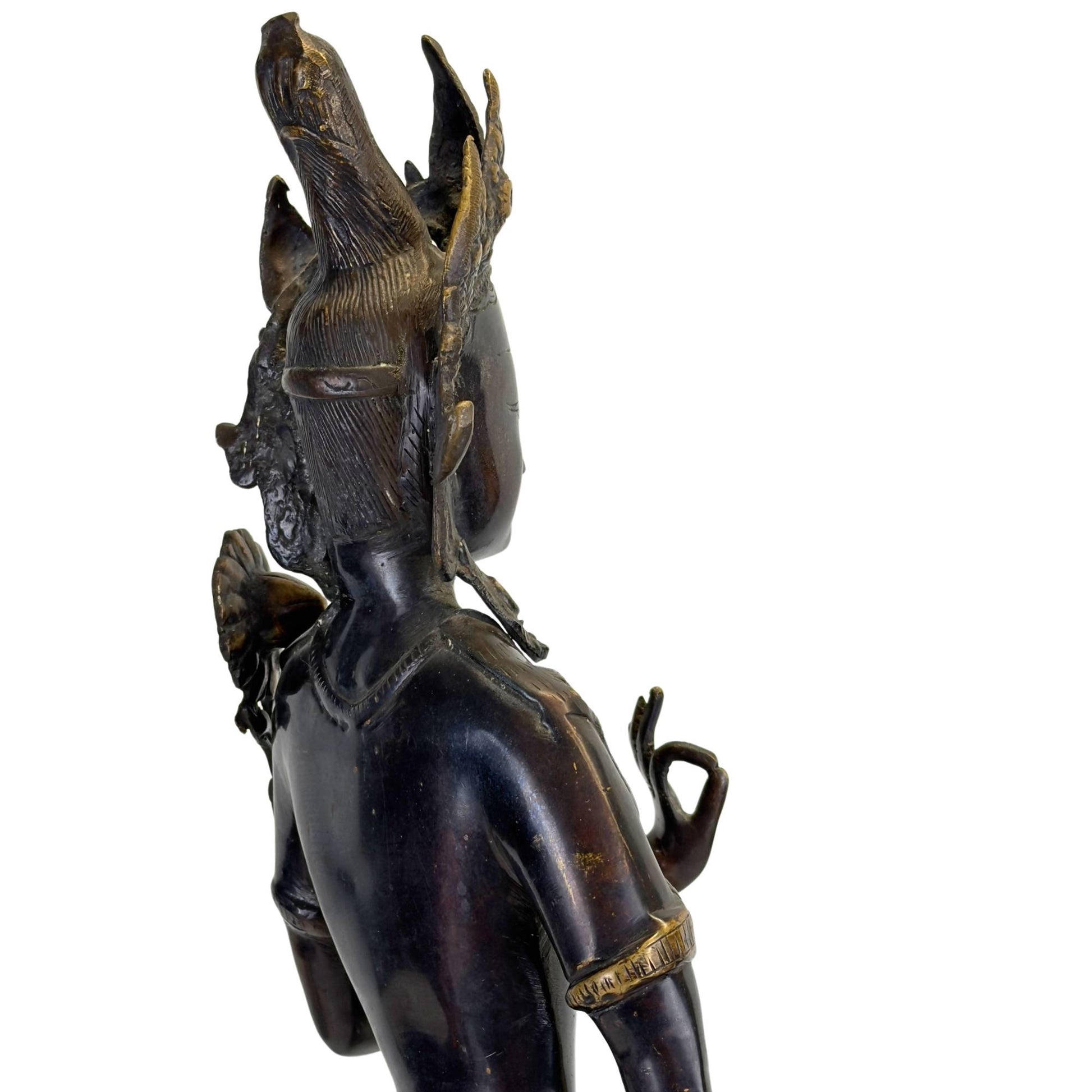 Rückseite einer antiken grünen Tara aus Bronze aus Nepal mit graviertem Haar, schwarzer Newar-Patina und feuervergoldeten Details.