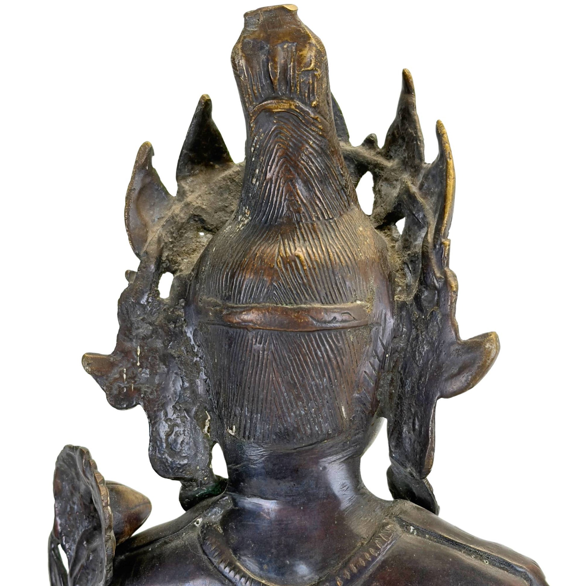 Hinterkopf einer antiken grünen Tara aus Bronze aus Nepal mit graviertem Haarknoten, durchbrochener Krone und schwarzer Newar-Patina.