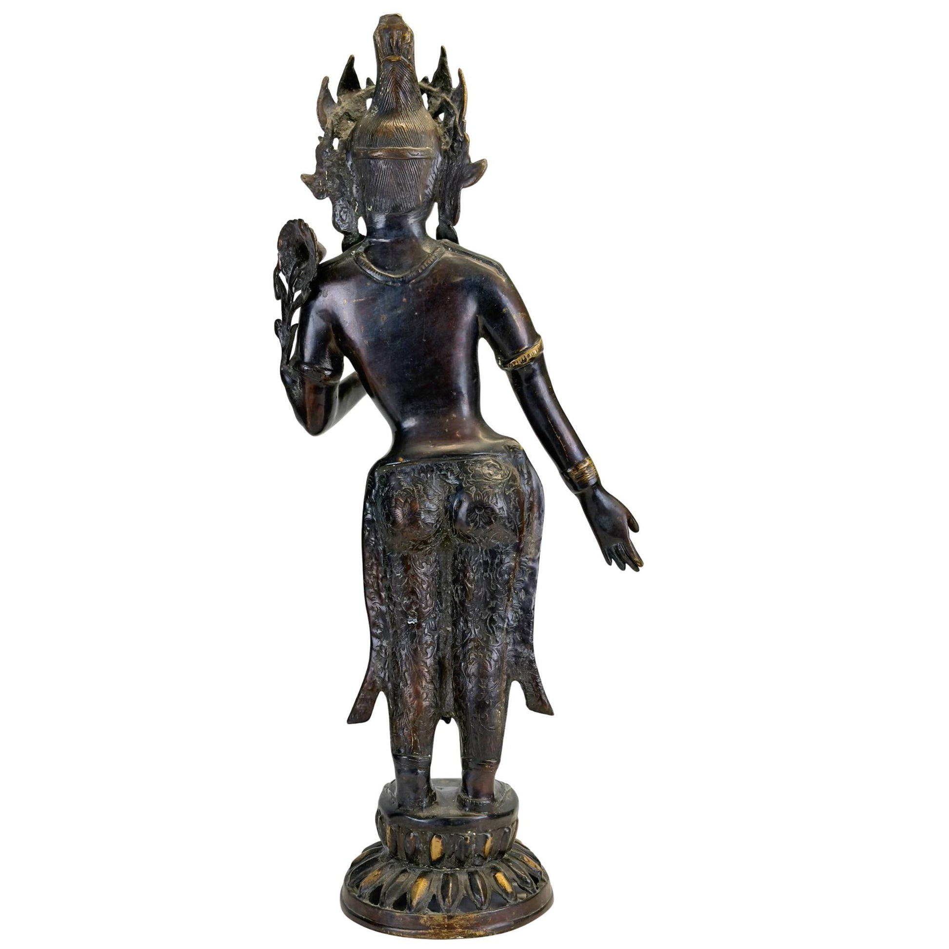 Linkes Profil einer antiken grünen Tara aus Bronze aus Nepal mit Lotusstiel, Tribhanga-Pose und schwarzer ritueller Patina.