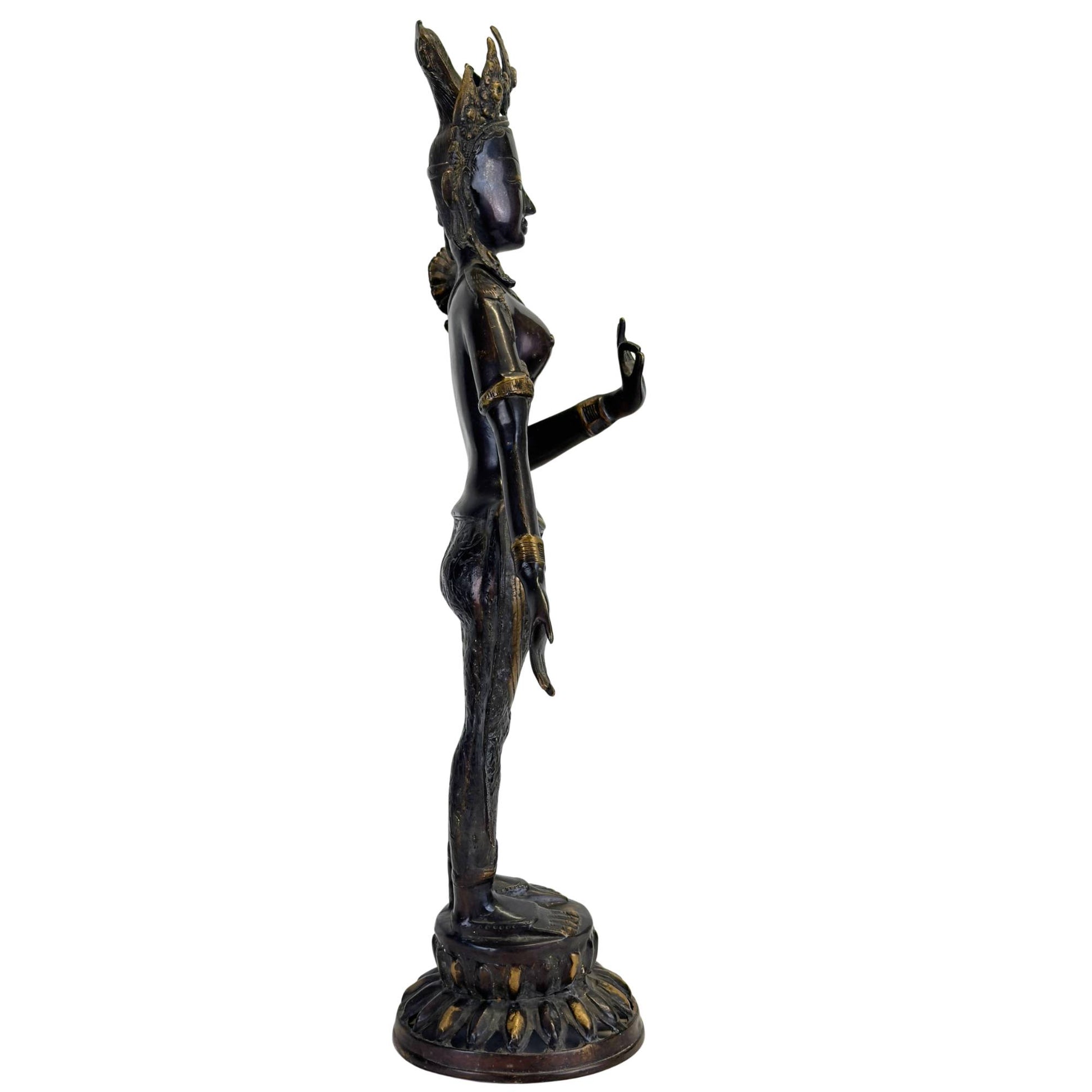 Antike grüne Tara aus Bronze aus Nepal im rechten Profil mit eleganter Tribhanga-Pose, schwarzer Newar-Patina und originaler Feuervergoldung.