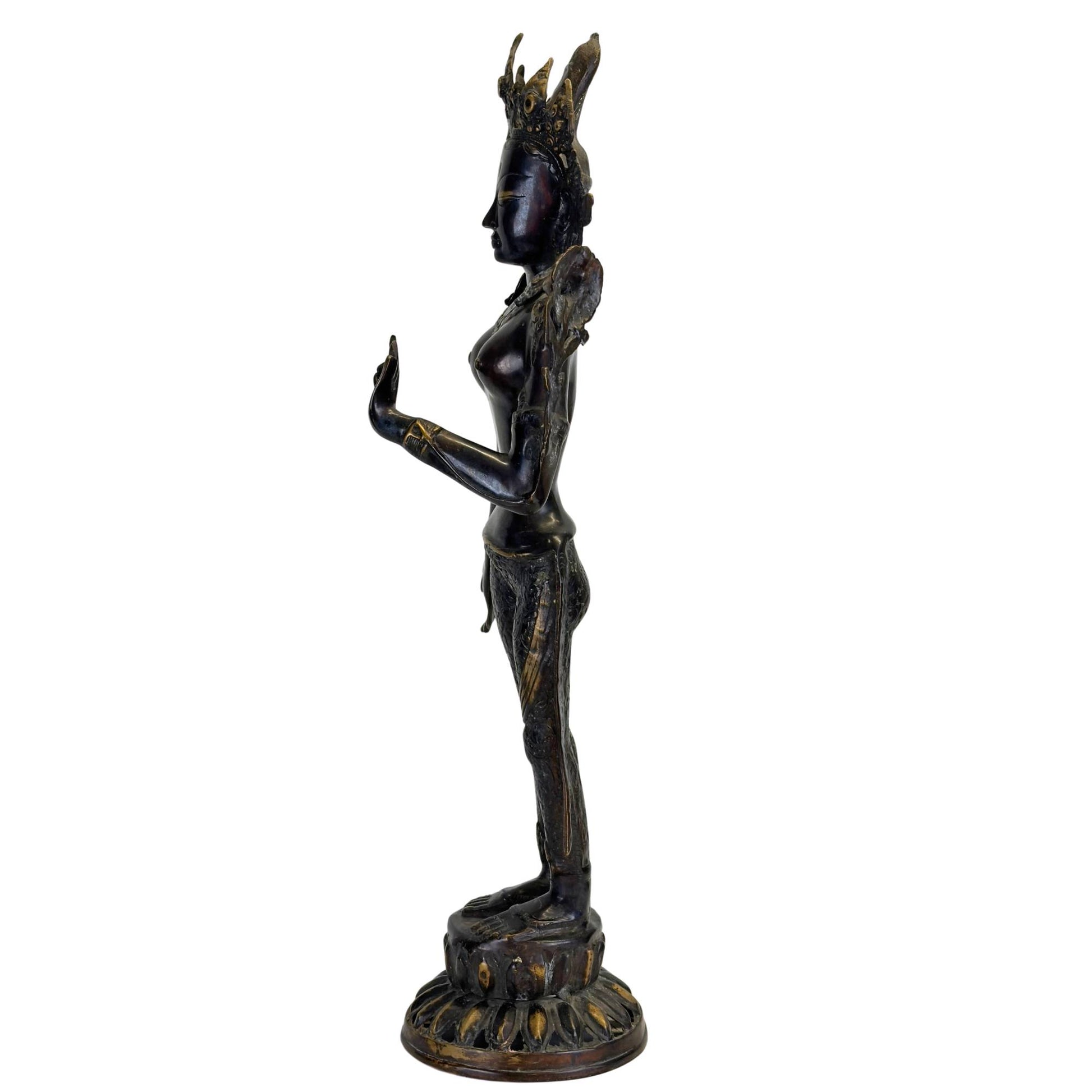 Seitenansicht einer antiken grünen Tara aus Bronze aus Nepal mit eleganter Tribhanga-Pose, schwarzer Newar-Patina und feuervergoldeten Details.
