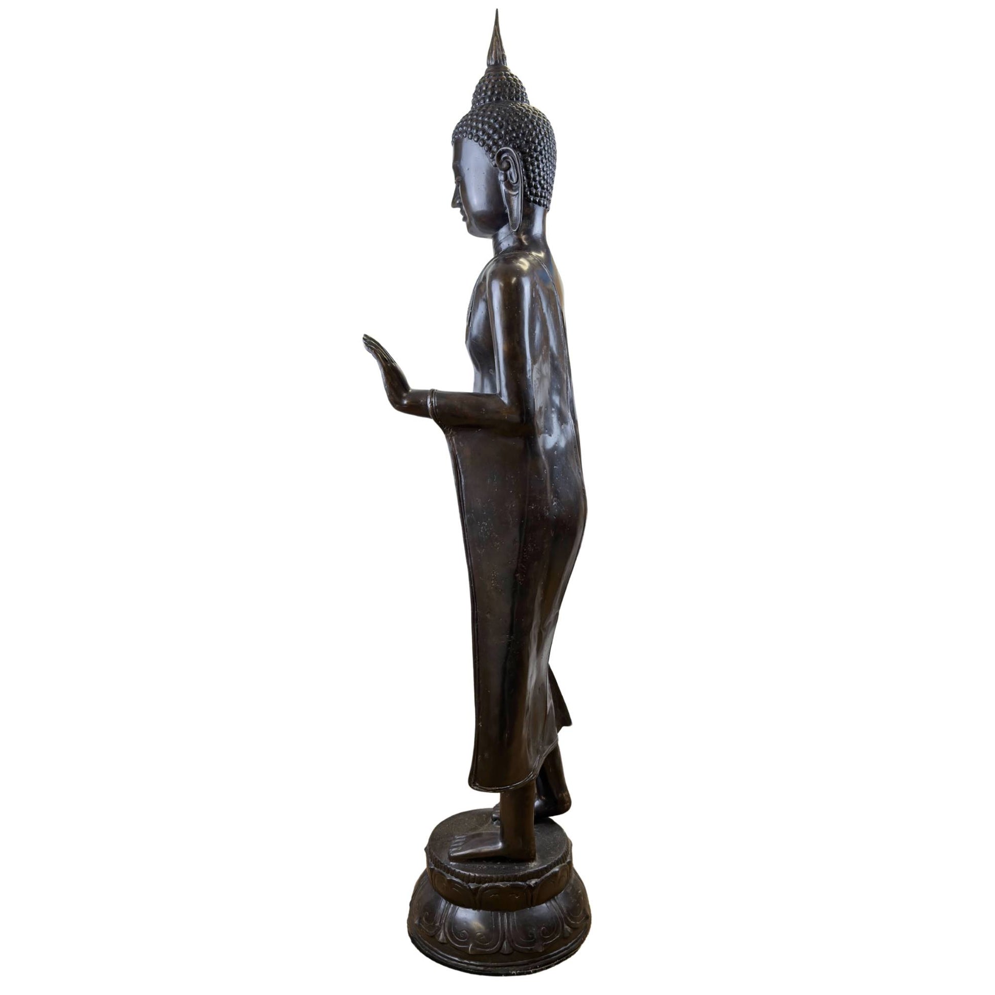 Große Buddha-Statue aus Bronze als Blickfang im Innenraum