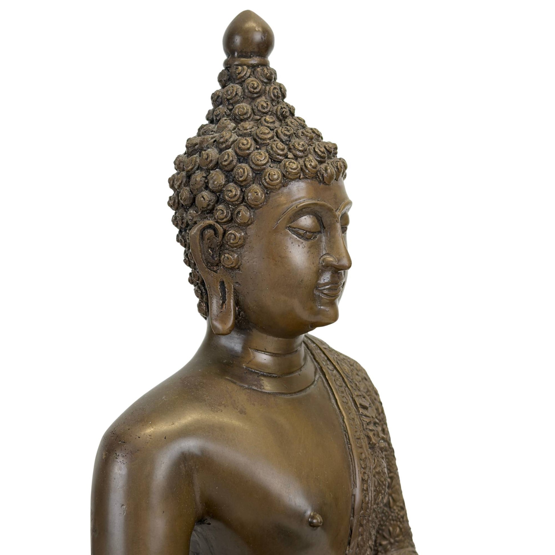 Fein gearbeitete Details des Brötchens und das gelassene Seitenprofil des Großen Buddha