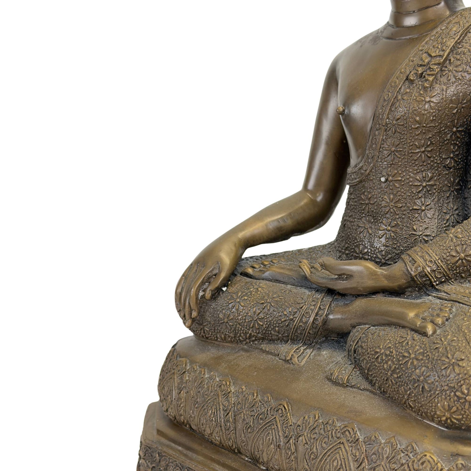 Detail der Bhumisparsha-Mudra-Handposition, bei der die Hände auf den gekreuzten Beinen ruhen.