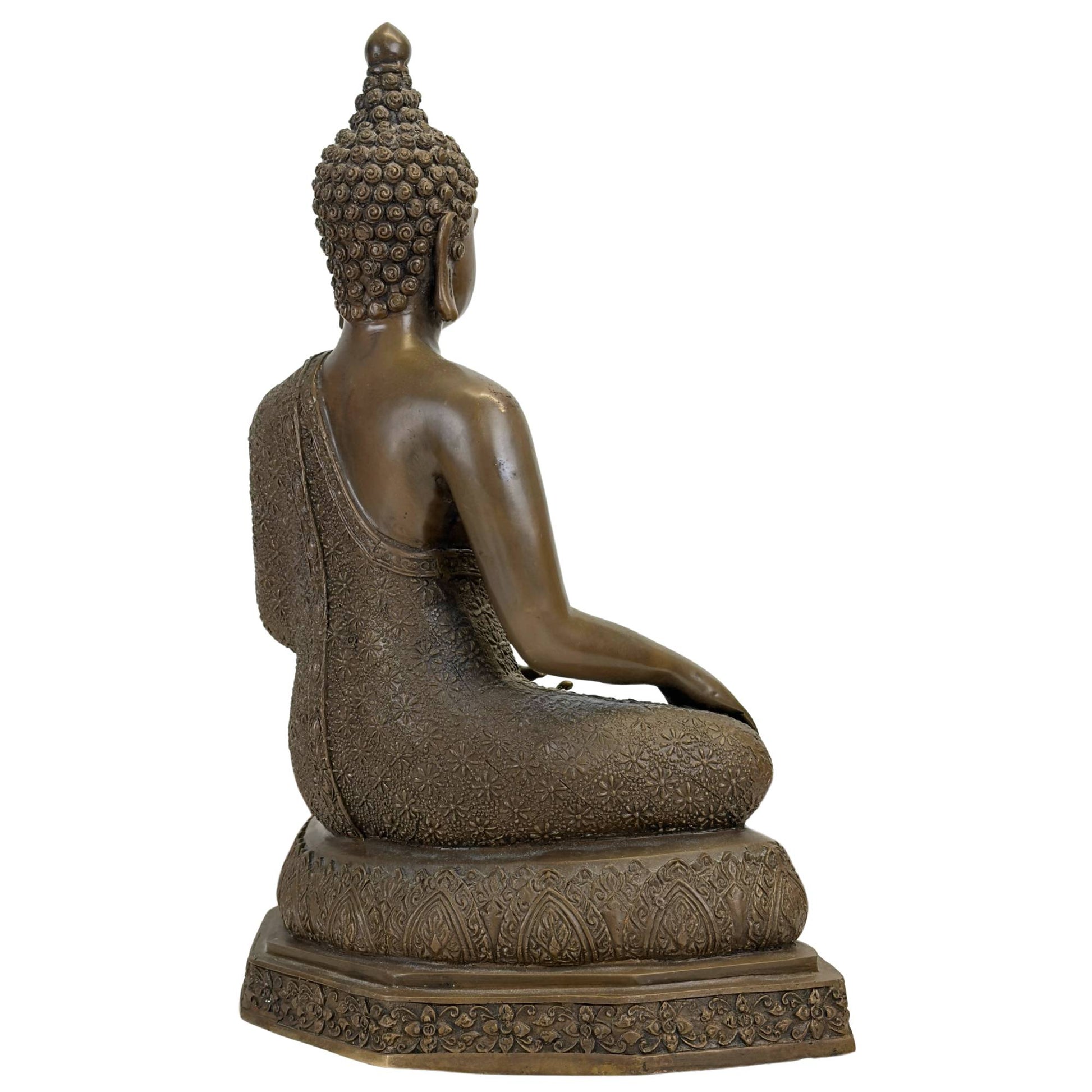 Rückansicht der monumentalen thailändischen Buddha-Statue mit olivbrauner Patina