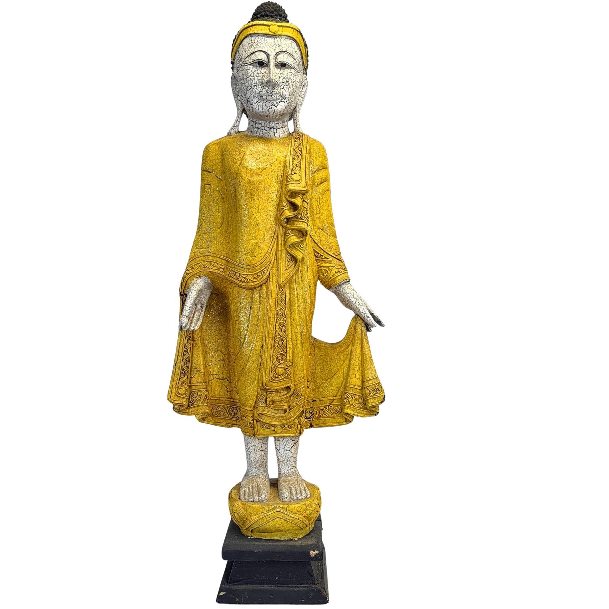 Vorderansicht der 87,5 cm hohen, dekorativen stehenden Buddha-Statue im Mandalay-Stil mit zitronengelbem Gewand und Craquelé-Lackierung.