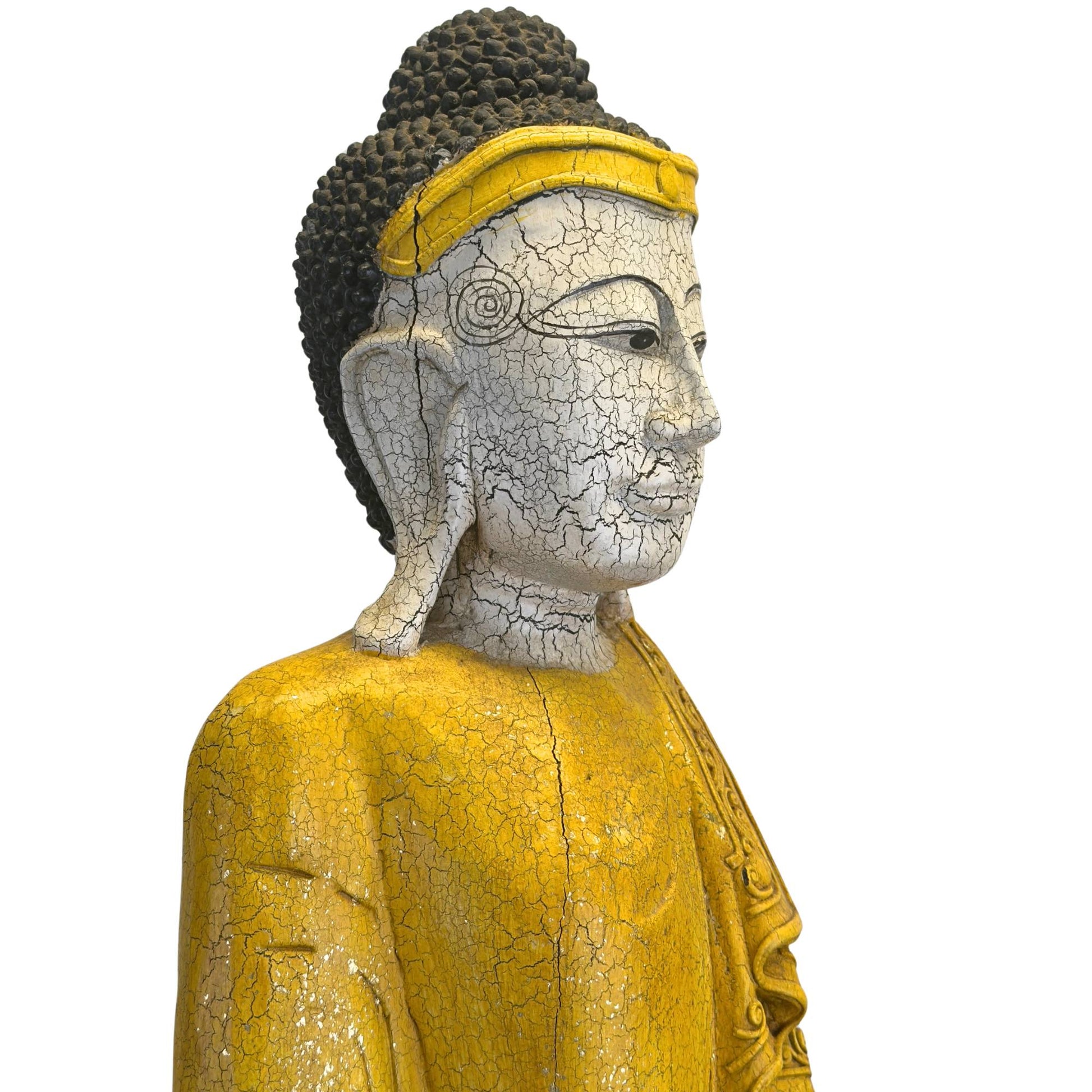 Dreiviertelseitenansicht der Buddha-Statue im Mandalay-Stil, wobei der Fokus auf dem gelassenen Gesicht, der detaillierten Craquelé-Lackierung und der Frisur des Buddha liegt.