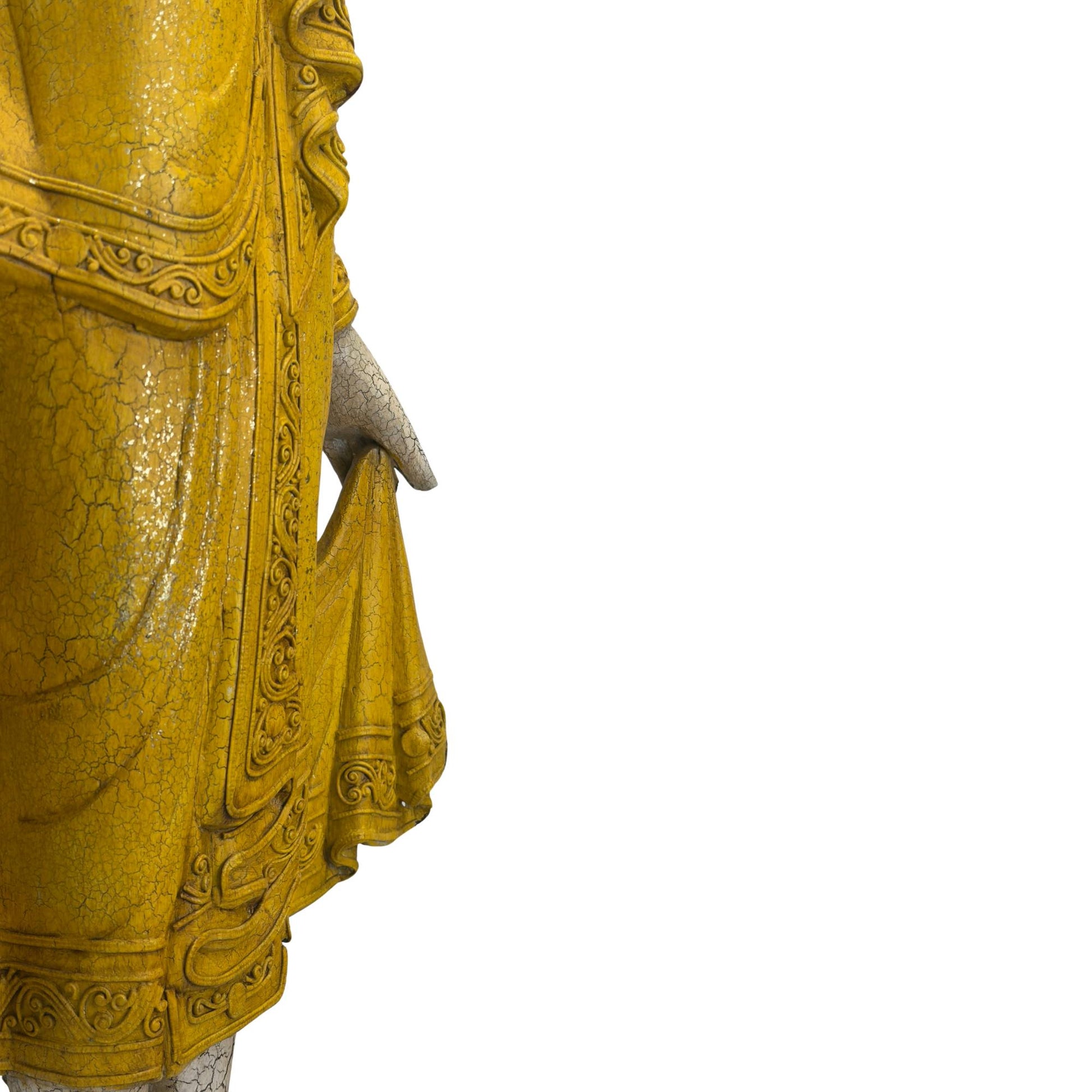 Seitenansicht des Buddha, wobei der Fokus auf den Falten im Gewand und den dekorativen Reliefbändern liegt, die den modernen Charakter der Statue unterstreichen.