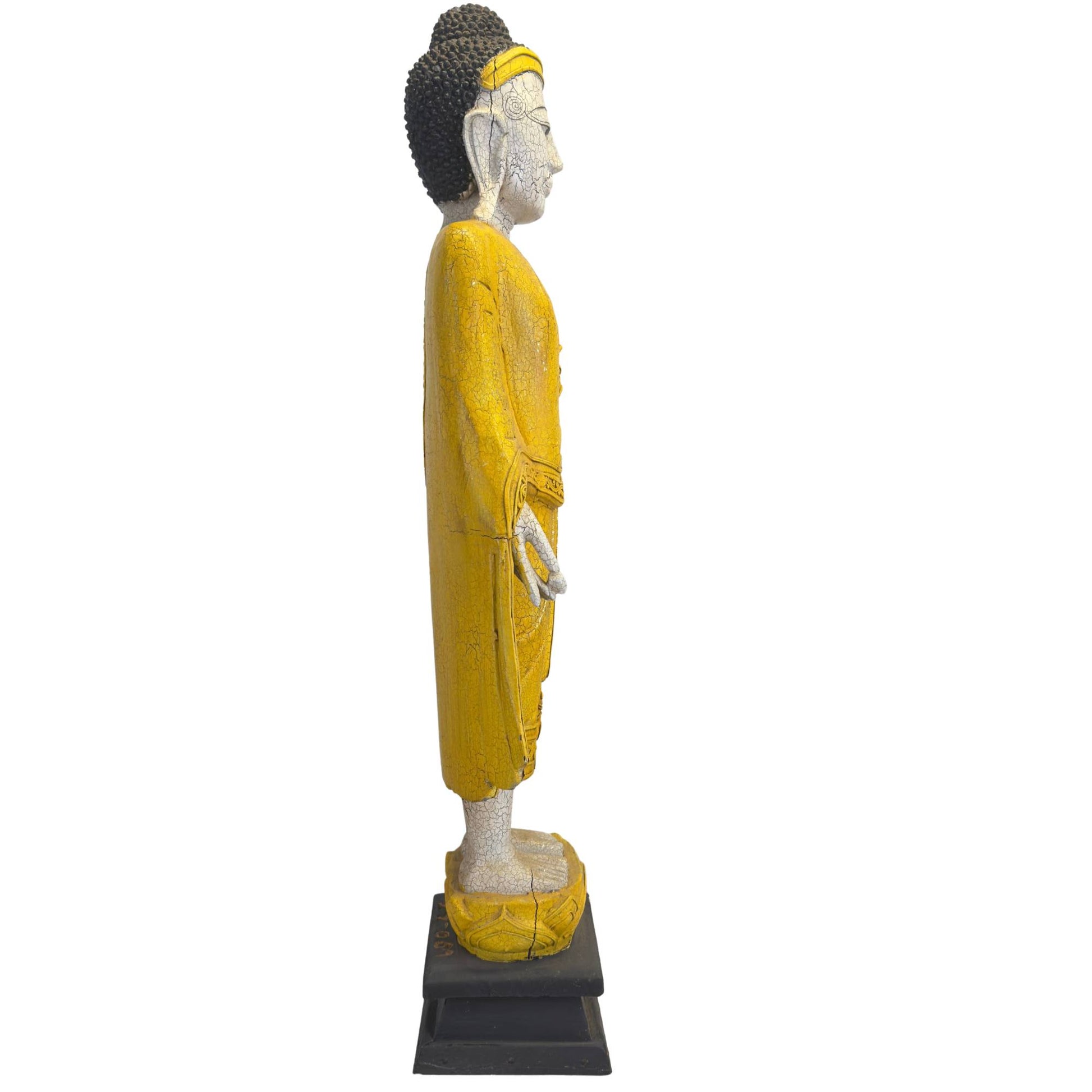 Seitenansicht des stehenden Buddha, in der die feine Gestaltung des Kopfes und die Haltung deutlich erkennbar sind.