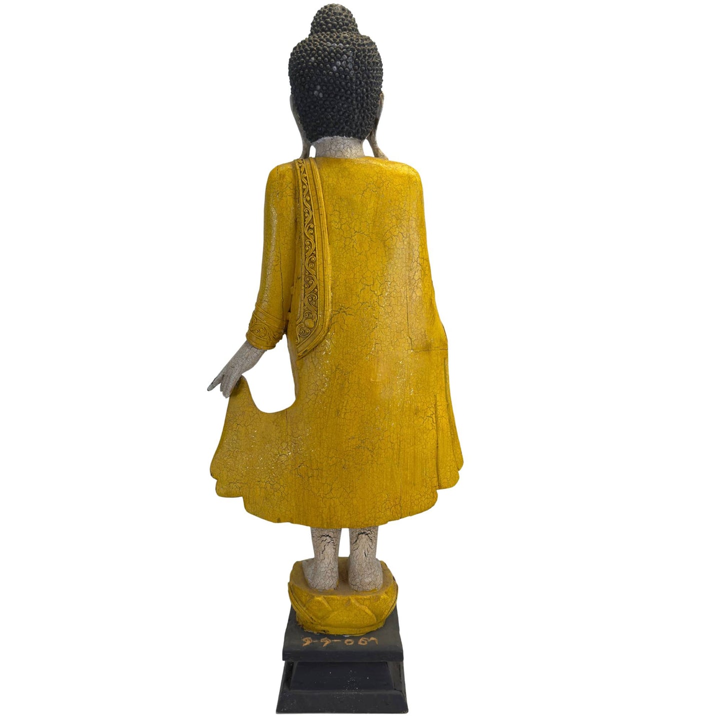 Rückansicht der Buddha-Statue, die das Gewand und den schwarzen Sockel zeigt, auf dem die Statue steht.