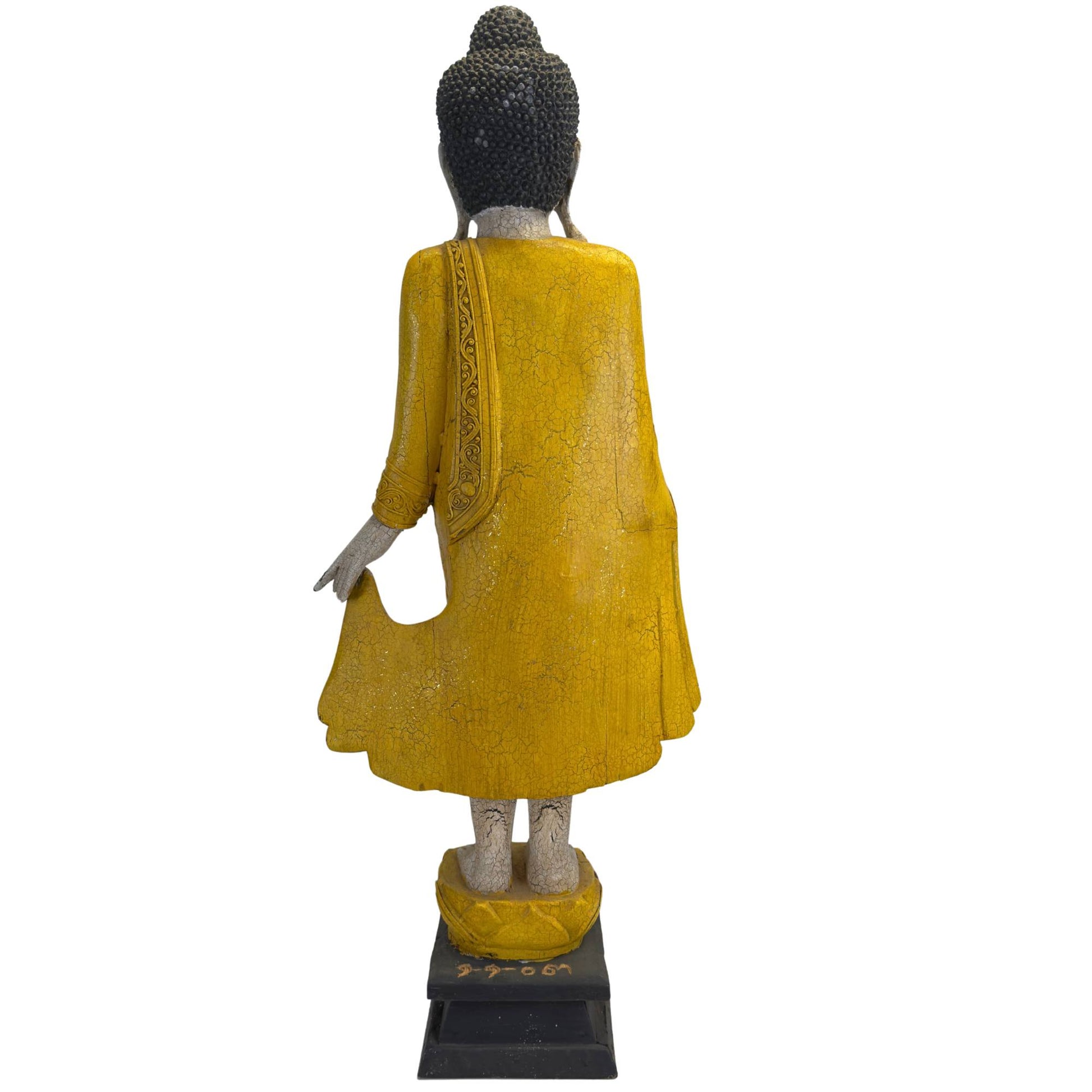 Rückansicht der Buddha-Statue, die das Gewand und den schwarzen Sockel zeigt, auf dem die Statue steht.