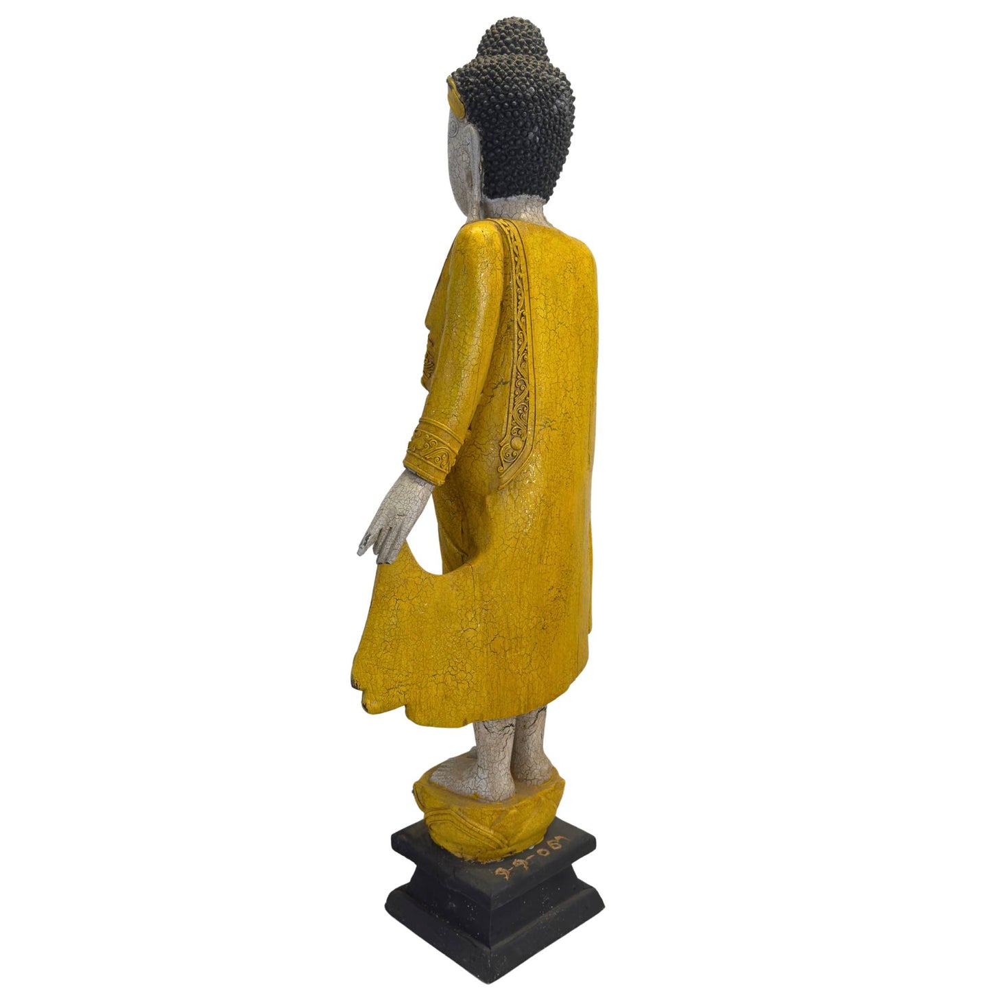 Schräge Rückansicht von links, die die Gesamtsilhouette des stehenden Buddha im Mandalay-Stil zeigt.