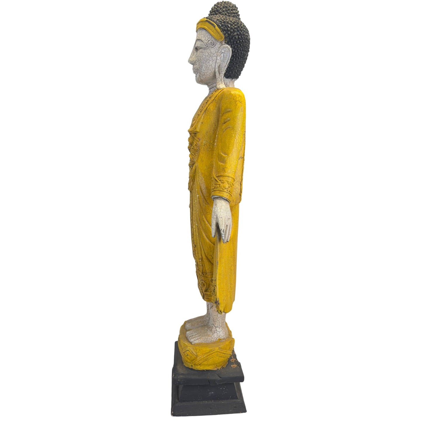 Ansicht der Buddha-Statue von der linken Seite, mit Fokus auf die vertikalen Linien der Kleidung.