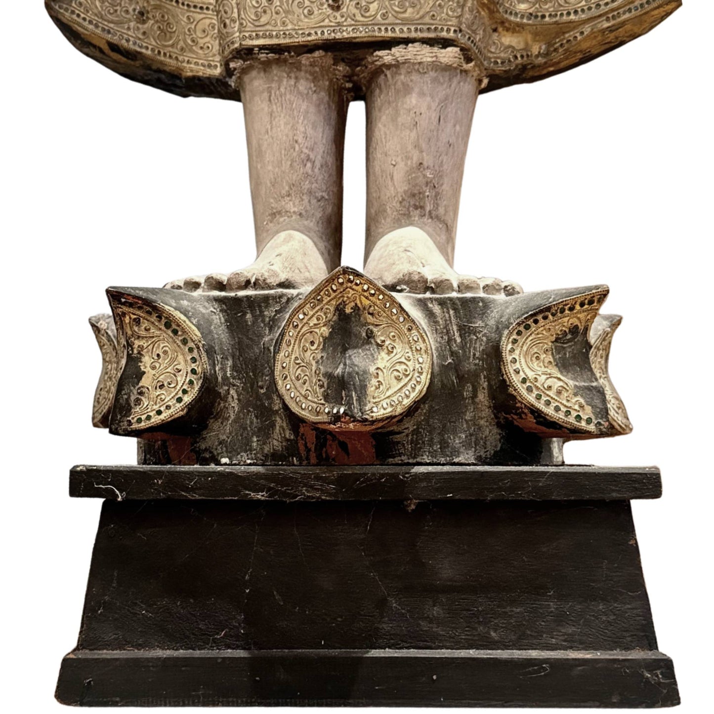 Große hölzerne Buddha-Tempelstatue, antike burmesische Statue mit vergoldeten Ornamenten und einem beeindruckenden sakralen Erscheinungsbild