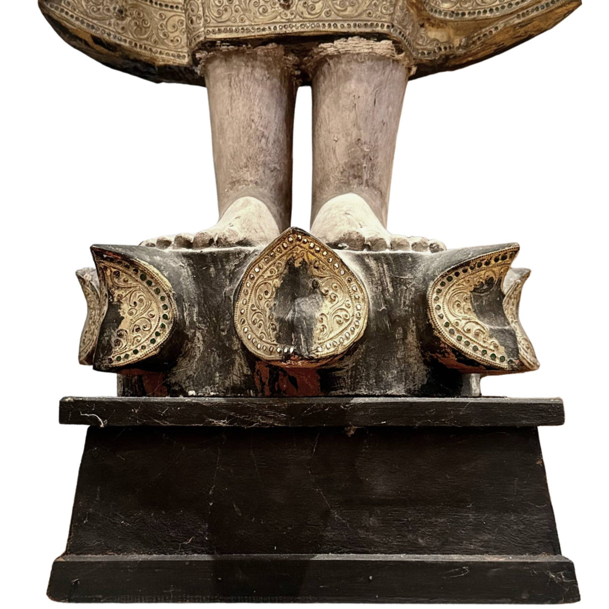 Großes hölzernes Tempelbild von Buddha, antikes birmanisches Kunstwerk mit vergoldeten Ornamenten und beeindruckender sakraler Ausstrahlung