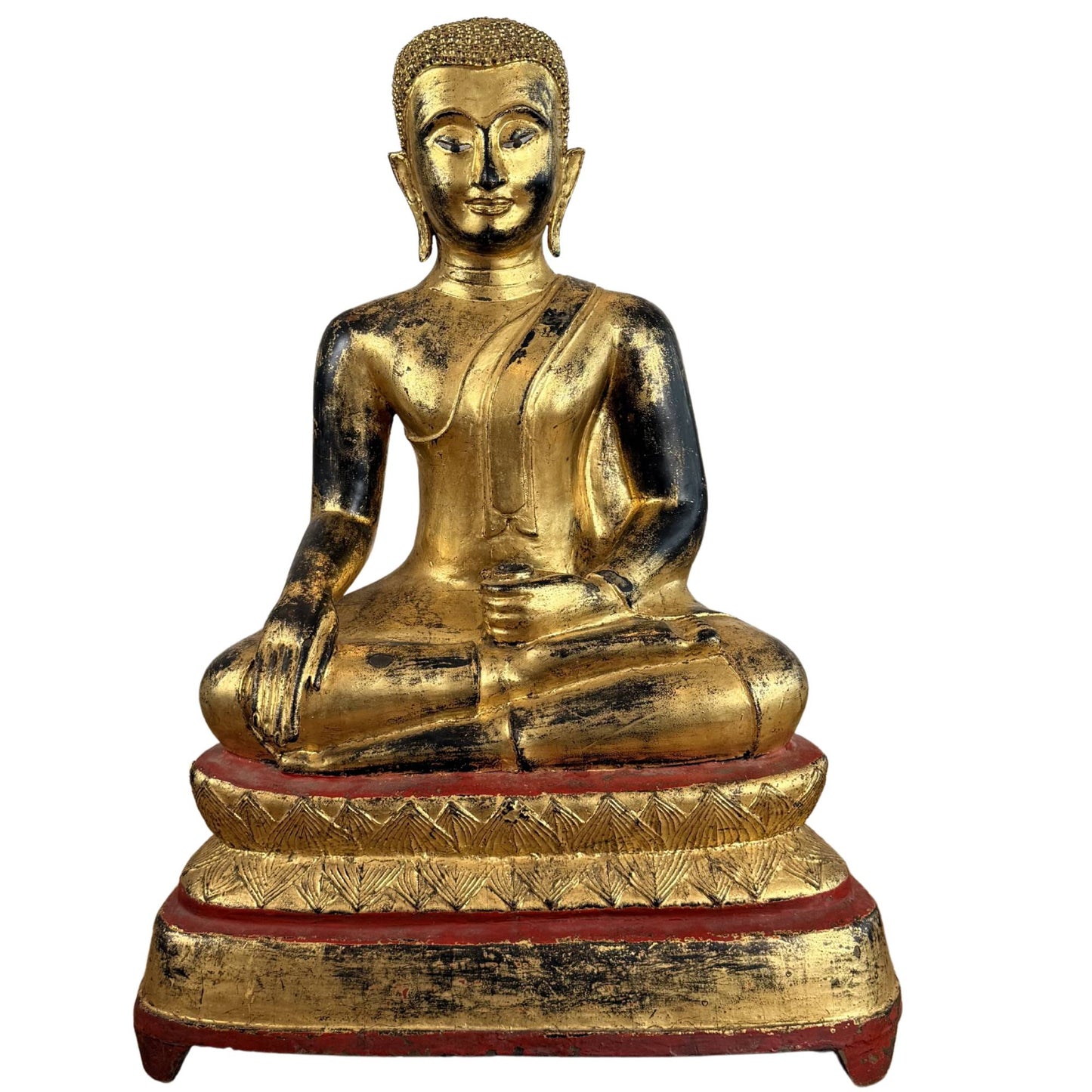 Große, vergoldete Buddha-Statue aus Burma mit eingelegten Augen, rotem Lacksockel und meditativer Ausstrahlung für Altar oder Innenraum