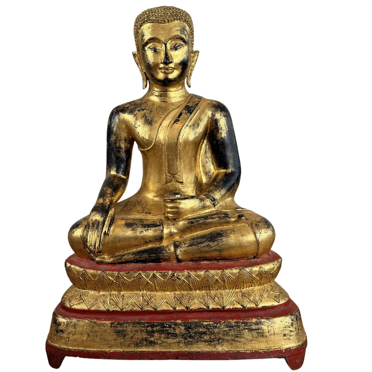 Große vergoldete Holz‑Buddha‑Statue aus Birma mit eingesetzten Augen, roter Lackbasis und meditativer Ausstrahlung für Altar oder Interieur