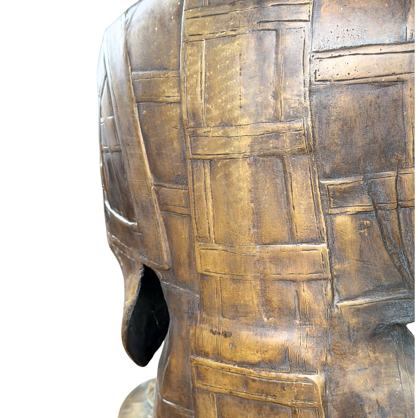 Große antike Buddha-Statue aus Bronze mit Resten der Feuervergoldung, heitere Ausstrahlung und Präsentation in einer Museumssammlung, antikes Reisfeldmotiv aus Tibet