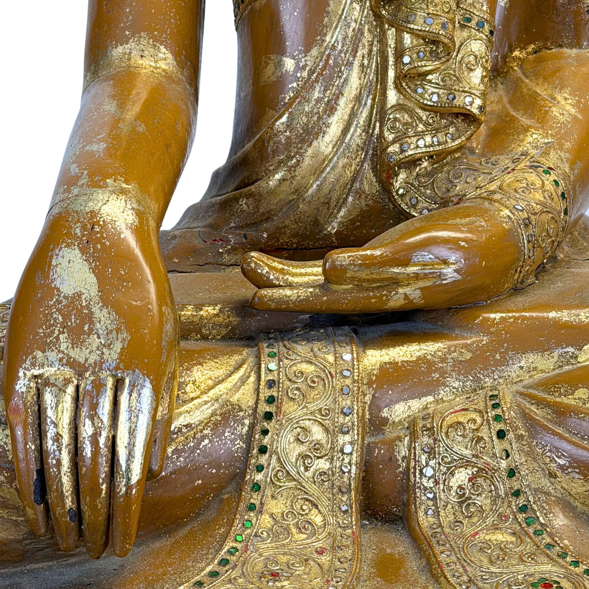 Großer antiker burmesischer Buddha im Mandalay-Stil mit Goldlack, eingelegten Augen und reich verziertem Thron