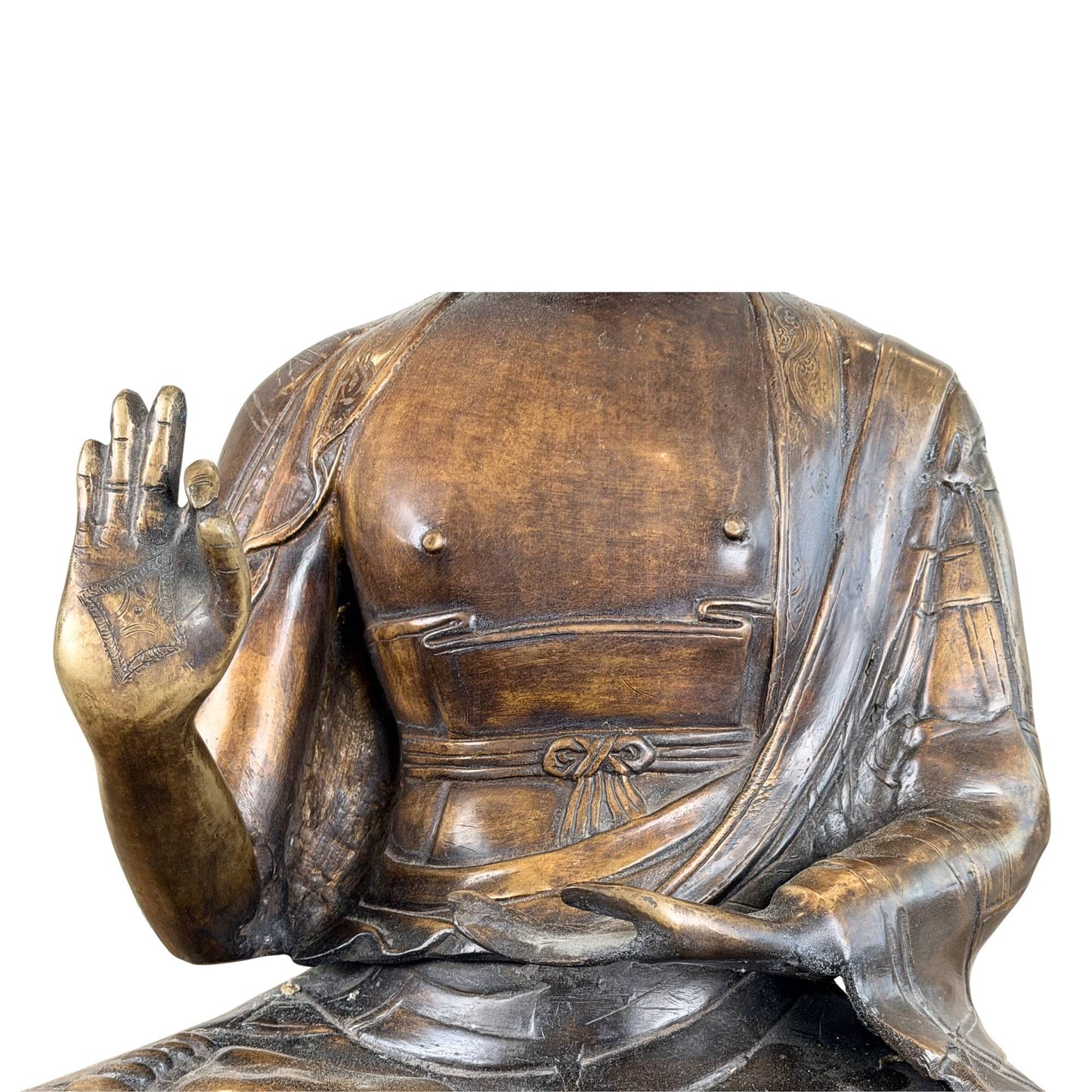 Große Buddha-Statue aus Bronze auf einem doppelten Lotussockel mit antiker Feuervergoldung, ritueller Anmutung und handgefertigten Details.