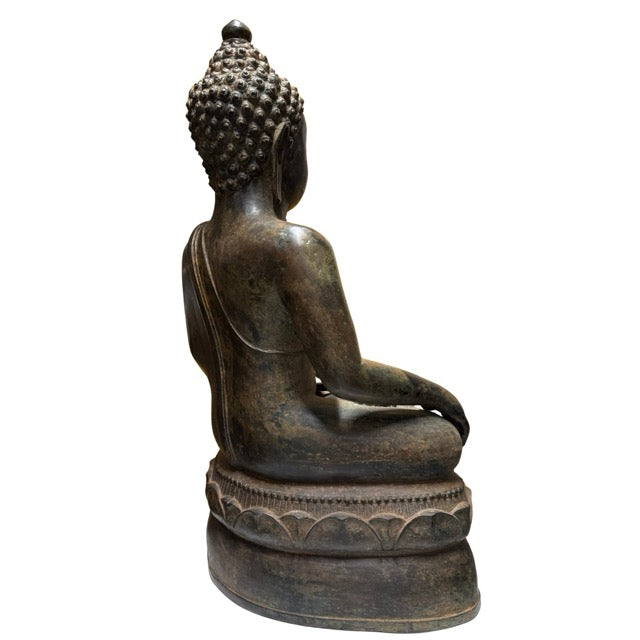 Großer Buddha auf einem Lotussockel aus schwerer Bronze für eine friedvolle und bedeutungsvolle Atmosphäre