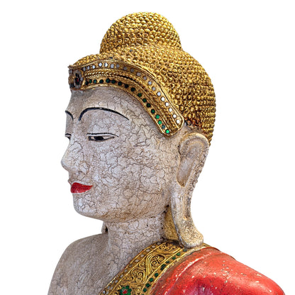 Großer Buddha aus Myanmar mit traditioneller Golddekoration