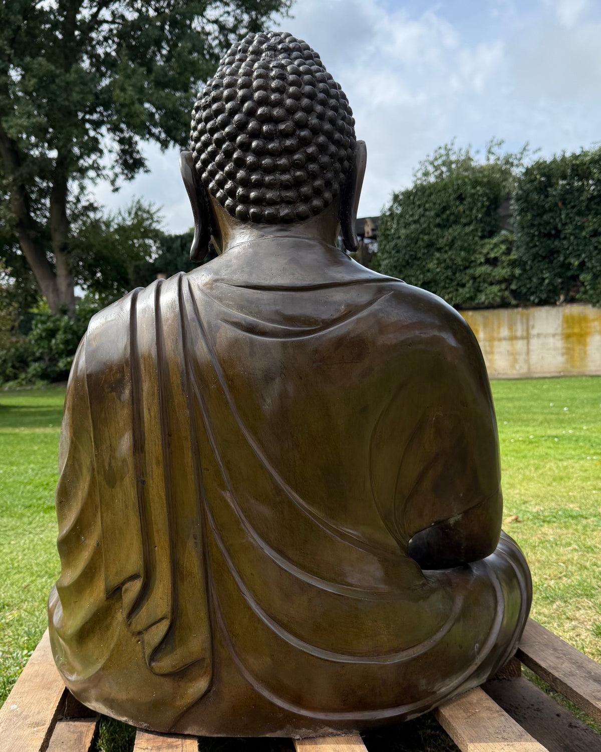 Großer japanischer bronzener Buddha als Blickfang im Garten und Außenbereich