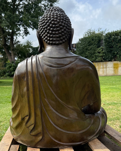 Großer japanischer bronzener Buddha als Blickfang im Garten und Außenbereich