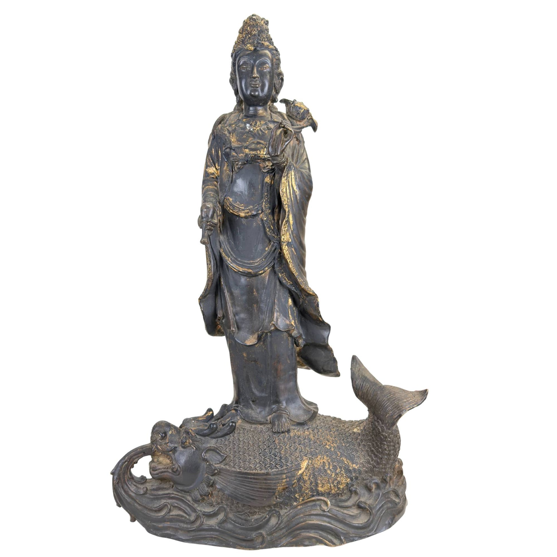 Große ostasiatische Guanyin auf einem Drachenfisch, lackierte und vergoldete Tempelstatue aus der ersten Hälfte des 20. Jahrhunderts