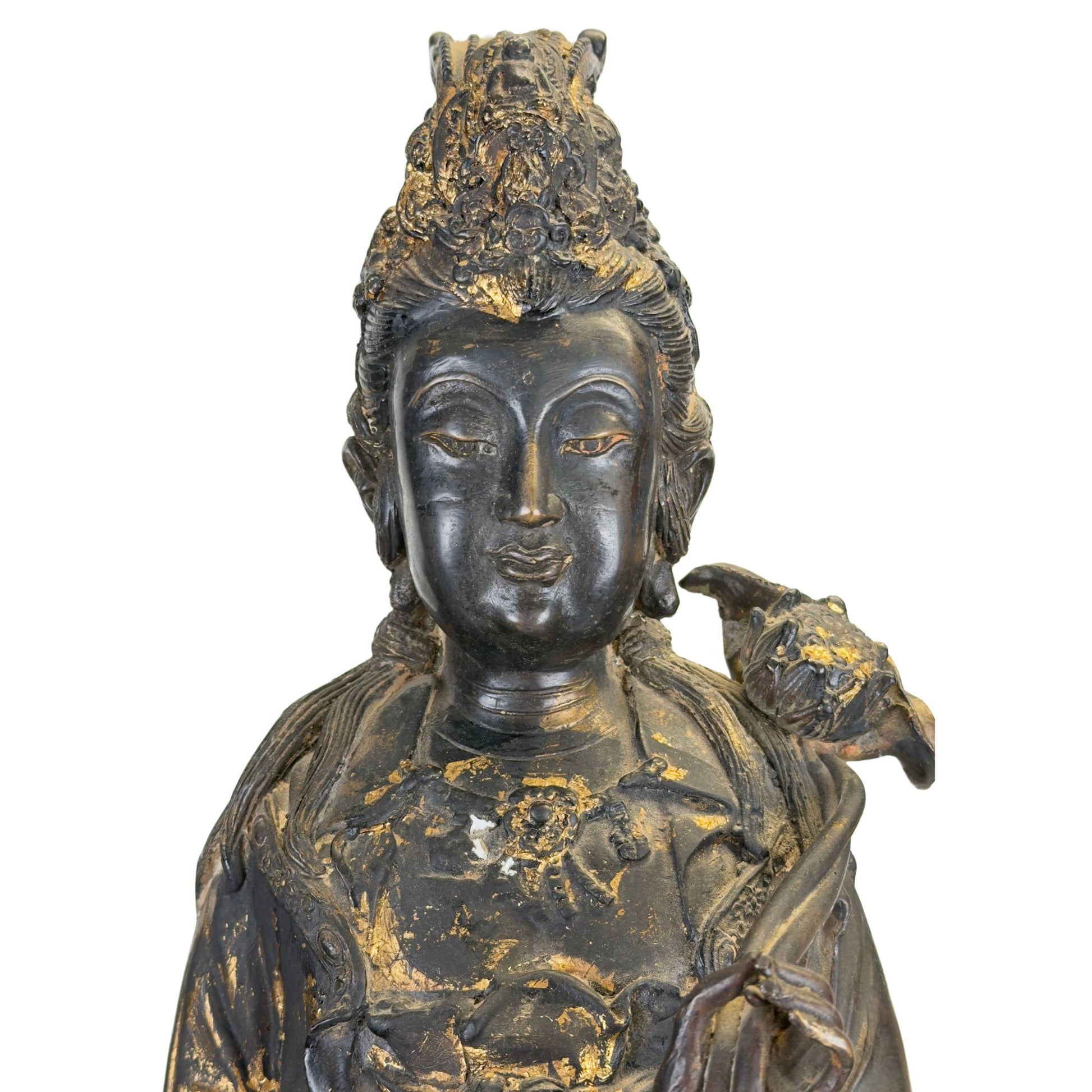 Große spirituelle Guanyin-Skulptur aus Bronze, gefertigt in der älteren ostasiatischen Tempeltradition mit einem Drachenfischsockel