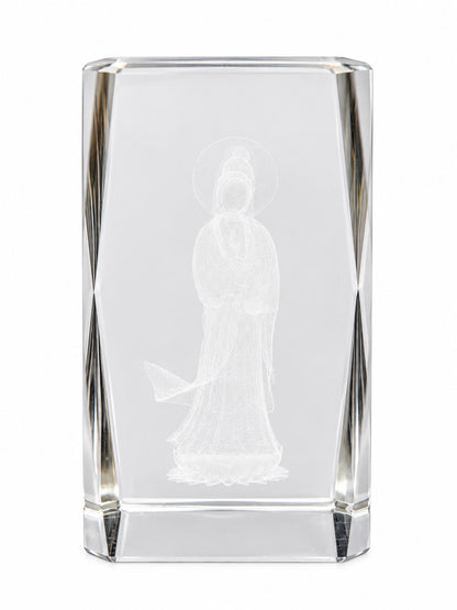 3D-lasergravierte Guanyin in klarem optischem Kristallglas, Frontalansicht mit Halo und Lotussockel