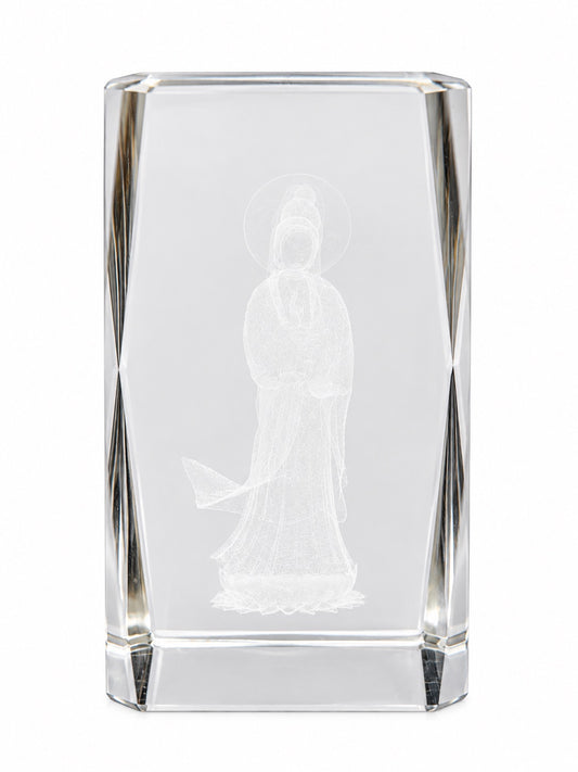 3D-lasergravierte Guanyin in klarem optischem Kristallglas, Frontalansicht mit Halo und Lotussockel