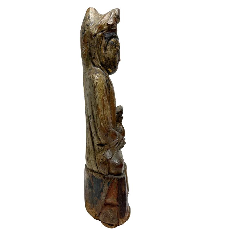 Handgeschnitzte Guanyin-Statue aus Holz mit verwitterter Patina und heiterem Aussehen.