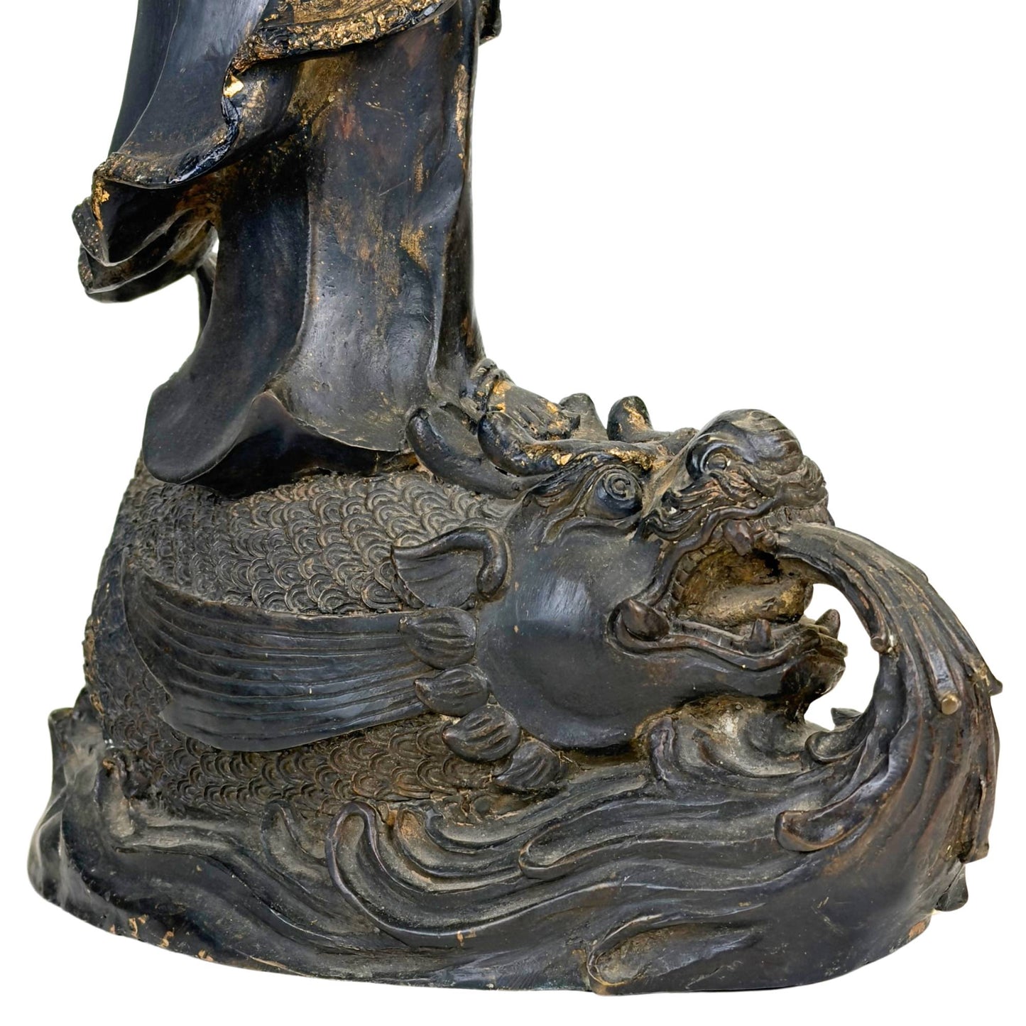 Guanyin-Bodhisattva-Statue aus Bronze mit alter, dunkler Patina, Gebrauchsspuren und dekorativen Details