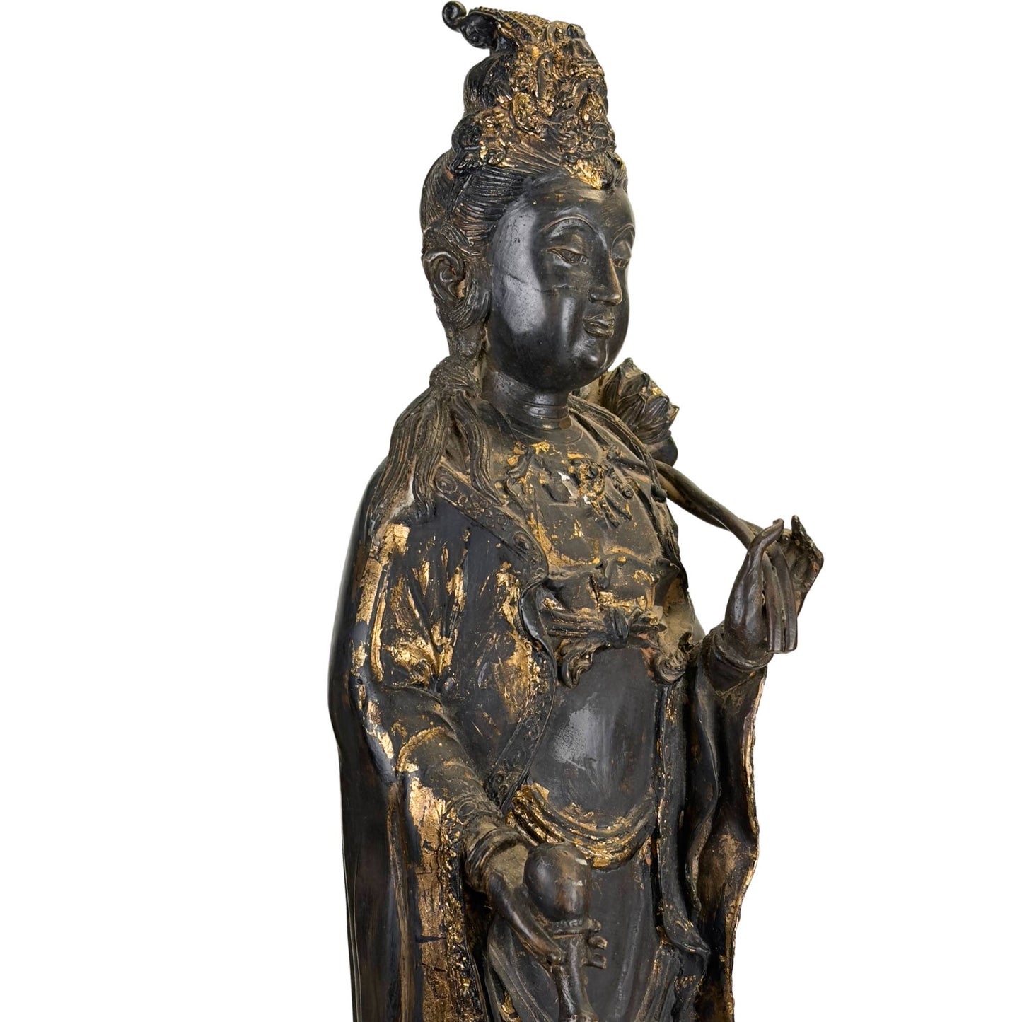 Guanyin-Bodhisattva-Statue mit schwarzem Lack, Gebrauchsspuren und Vergoldungsresten