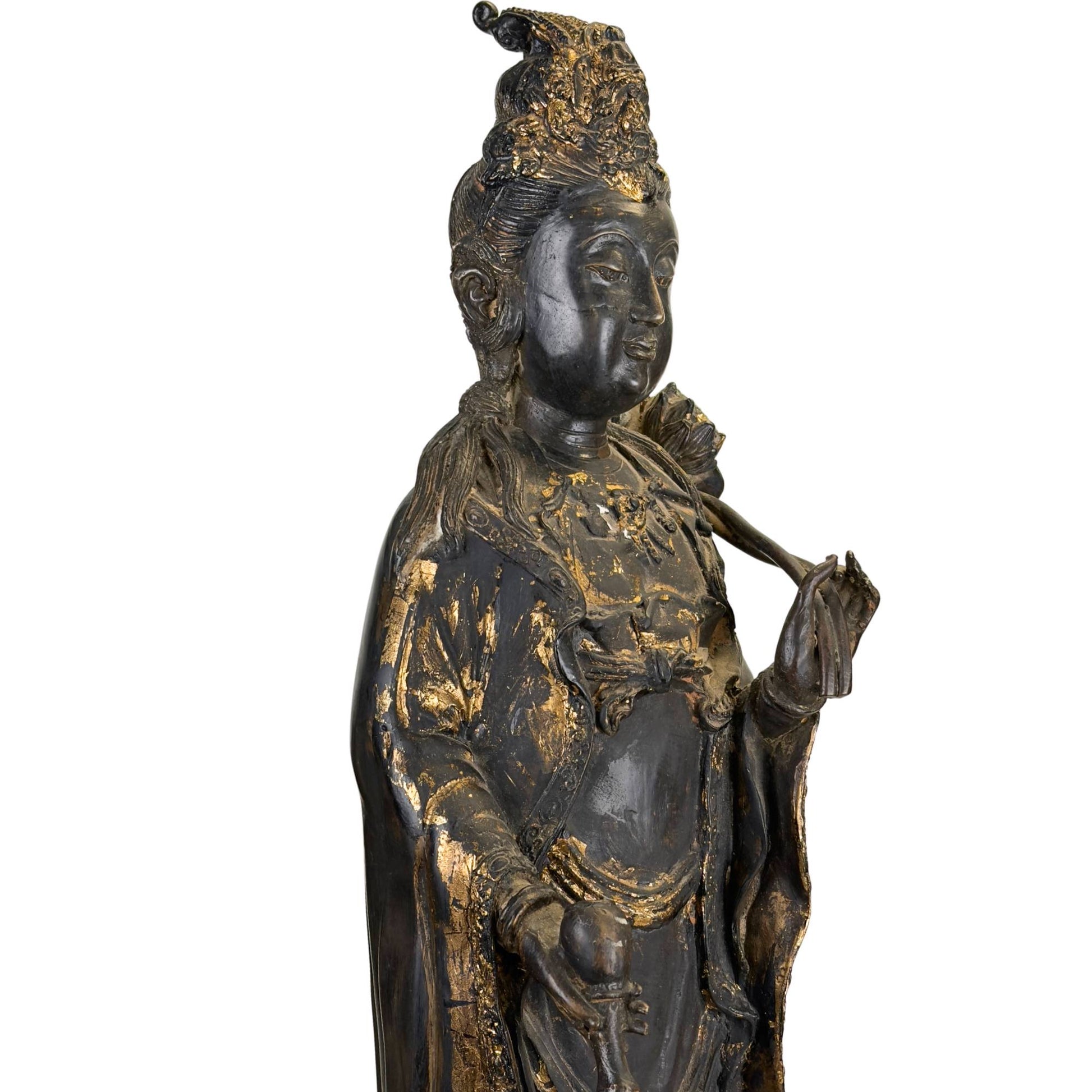 Guanyin-Bodhisattva-Statue mit schwarzem Lack, Gebrauchsspuren und Vergoldungsresten