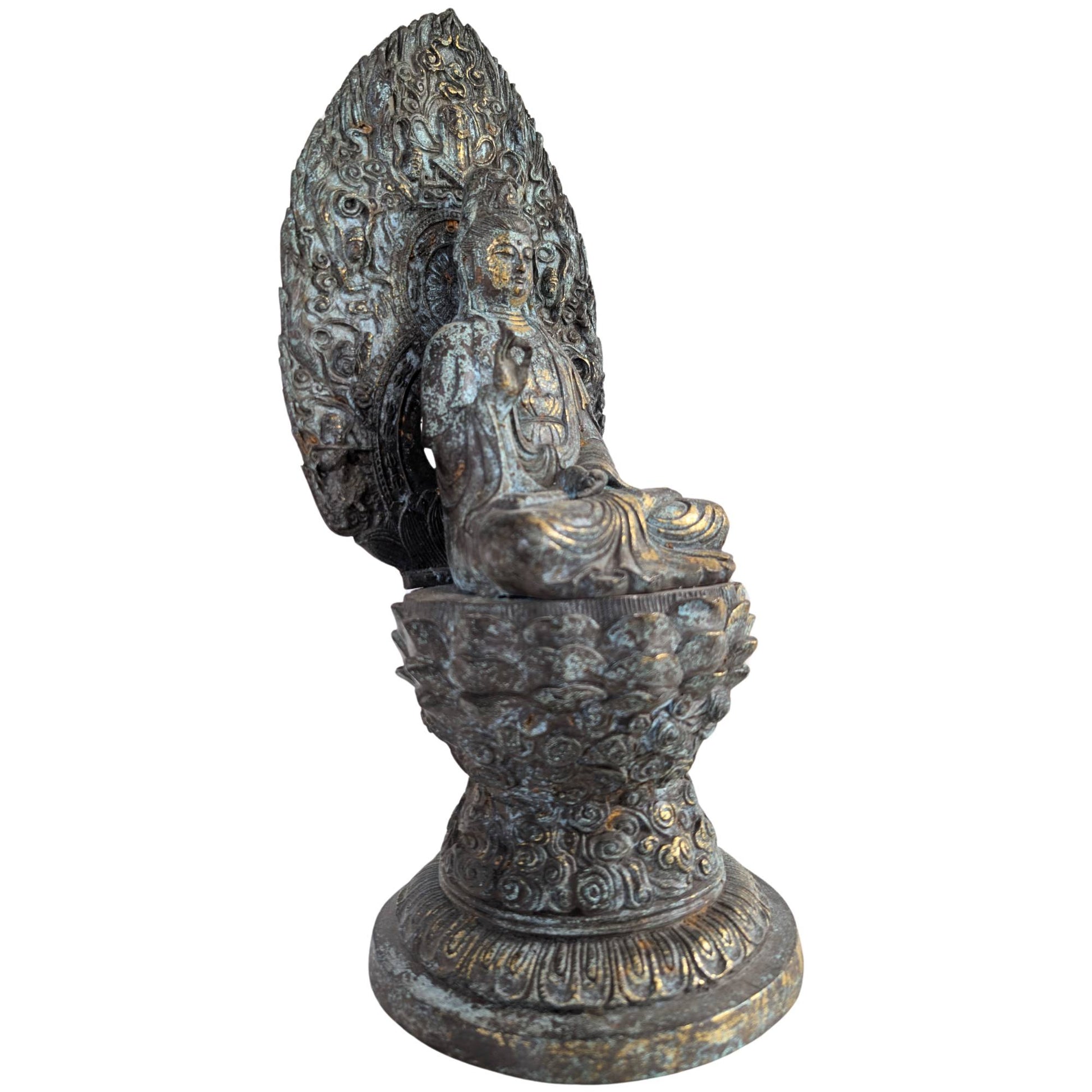 Detail der sitzenden Guanyin mit sichtbaren Spuren der ursprünglichen Vergoldung auf der Bronze.
