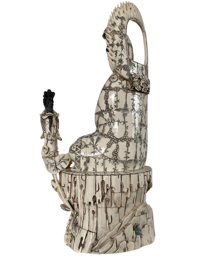 Guanyin Bodhisattva umgeben von reicher, detaillierter chinesischer buddhistischer Ikonografie