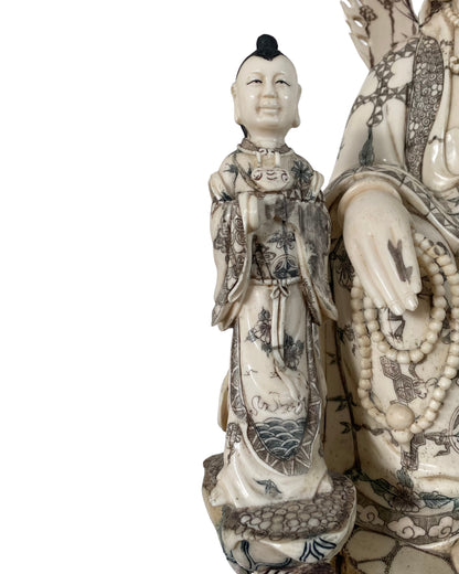Gelassene Mimik von Guanyin in feinem chinesischen Schnitzwerk